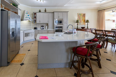 Blue Marlin Suite: Kitchen area