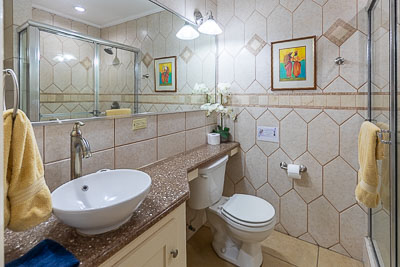 Blue Marlin Suite: Bedroom 2 Bathroom